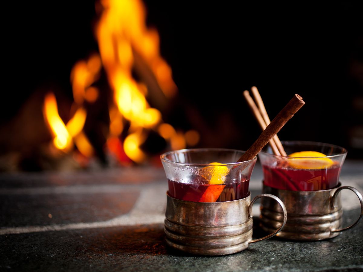 Glühwein am Feuer